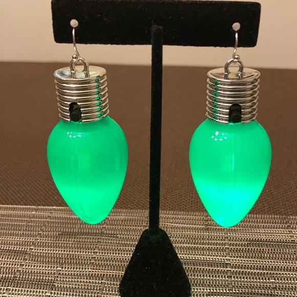 ⚜️Light Up Green Light Bulb Earrings! NWT! - Picture 2 of 2